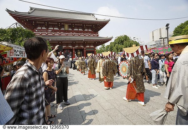 Participants dressing in traditional Japanese clothes walks towards Sensoji Temple during the Daigyoretsu or Large Parade of Sanja Matsuri Festival in Asakusa on May 18  2018  Tokyo  Japan. The Daigyoretsu Parade is a large procession of priest  city officials  musicians  geishas and dancers dressing Edo Period costumes through Asakusa streets until Sensoji Temple. This is one of the Three Great Shinto Festivals in Tokyo  that is held on the third weekend of May.