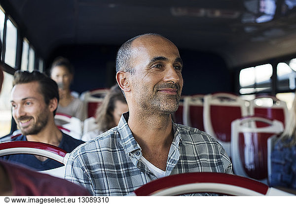 Passagiere  die im Reisebus reisen