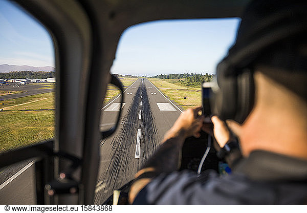 Passagierfotos bei der Landung auf der Start- und Landebahn des Flughafens
