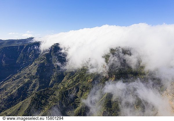 Passatwolken über dem Bergkamm  Nationalpark Garajonay  Luftaufnahme  La Gomera  Kanarische Inseln  Spanien  Europa