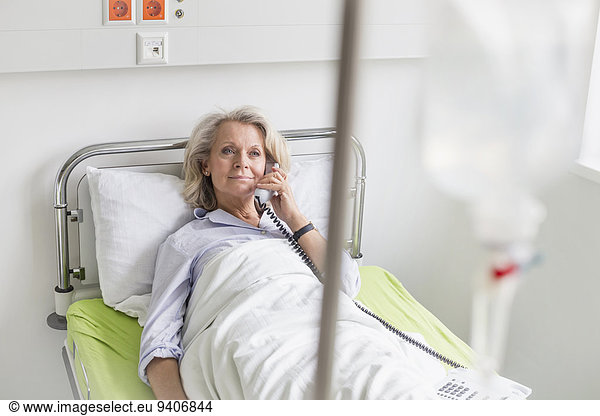 Patientin Krankenhaus Bett telefonieren