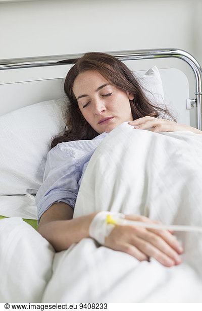 Patientin liegend liegen liegt liegendes liegender liegende daliegen Krankenhaus Bett