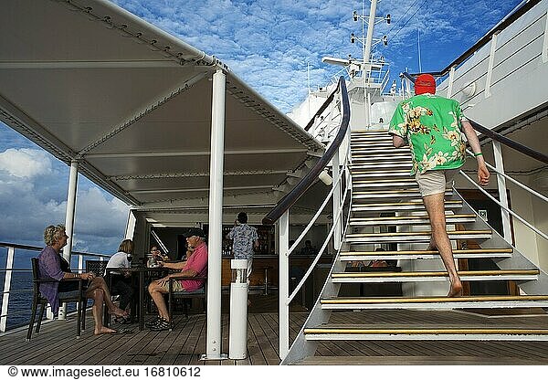 Paul Gauguin Kreuzfahrtschiff  Passagiere entspannen sich auf dem Oberdeck. Gesellschaftsinseln  Französisch-Polynesien  Südpazifik.