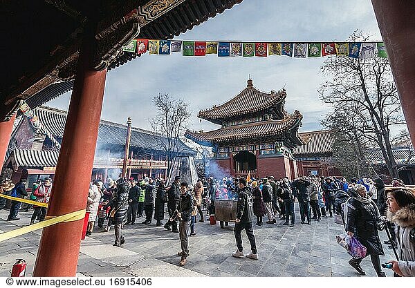 Pavillon der kaiserlichen Handschrift vor der Halle der Harmonie und des Friedens im Yonghe-Tempel  auch Lama-Tempel genannt  in Peking  China.
