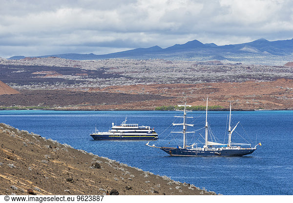 Pazifik  Segelschiff und Kreuzfahrtschiff in der Bucht von Bartolome Island  Galapagos Inseln