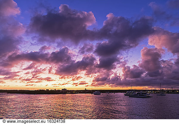 Pazifischer Ozean  Galapagos-Inseln  Insel Santa Cruz  Sonnenuntergang über dem Hafen von Puerto Ayora
