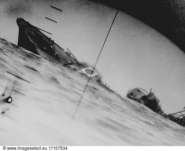 Pazifischer Ozean -- Juni 1942 -- Torpedierter japanischer Zerstörer  fotografiert durch das Periskop der USS Wahoo oder USS Nautilus -- Bild von Lightroom Photos / US Navy.