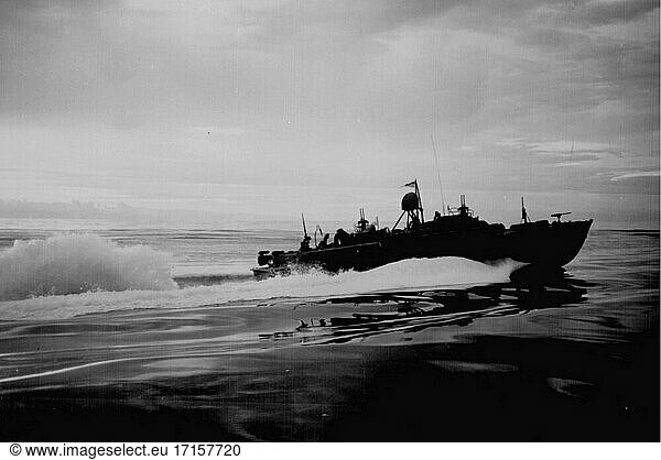 Pazifischer Ozean  Neuguinea -- 1943 -- PT-Boote patrouillieren vor der Küste von Neuguinea -- Bild von Lightroom Photos / US Navy *Beste verfügbare Qualität. Nicht auf Staub und Kratzer retuschiert.