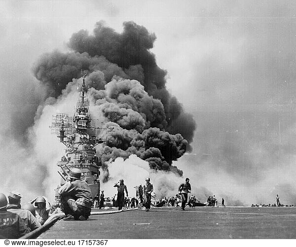 Pazifischer Ozean Okinawa -- 11. Mai 1945 -- Der Flugzeugträger USS BUNKER HILL brennt nach einem japanischen Selbstmordattentat von zwei Kamakazis  bei dem 372 Seeleute getötet und 264 verwundet wurden -- Bild von Lightroom Photos / US Navy ***NB Beste verfügbare Qualität. Nicht auf Staub und Kratzer retuschiert.