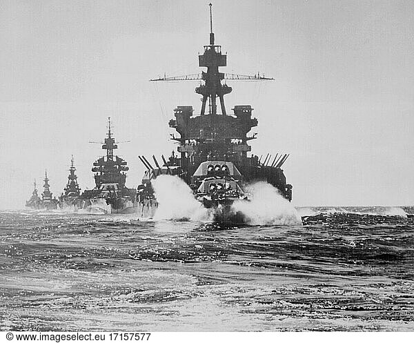 Pazifischer Ozean Phillipinen -- Januar 1945 -- USS PENNSYLVANIA und Schlachtschiff der COLORADO-Klasse  gefolgt von drei Kreuzern  fahren in einer Linie in den Lingayen-Golf ein  bevor sie auf Luzon  Philippinen  landen -- Bild von Lightroom Photos / US Navy.