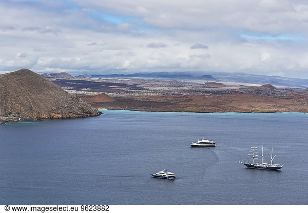 Pazifischer Ozean  Segelschiffe und Kreuzfahrtschiffe in der Bucht von Bartolome Island  Galapagos Inseln