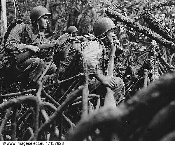 Pazifischer Ozean Vella Lavella -- 13. September 1943 -- Infanteristen der I. Kompanie warten auf den Befehl zum Vorrücken  um die sich zurückziehenden japanischen Truppen zu verfolgen. Stepping Stone Island an der Vella Lavella Island Front  Südwestpazifik -- Bild von Schuman / Lightroom Photos / US Army.