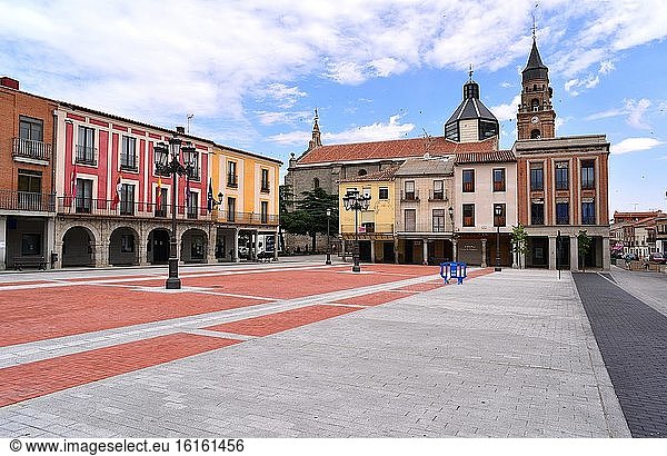 Pe?aranda de Bracamonte  Plaza de la Constitucion  Rathaus (links) und Kirche San Miguel Arcangel (unten). Provinz Salamanca  Kastilien und Leon  Spanien.