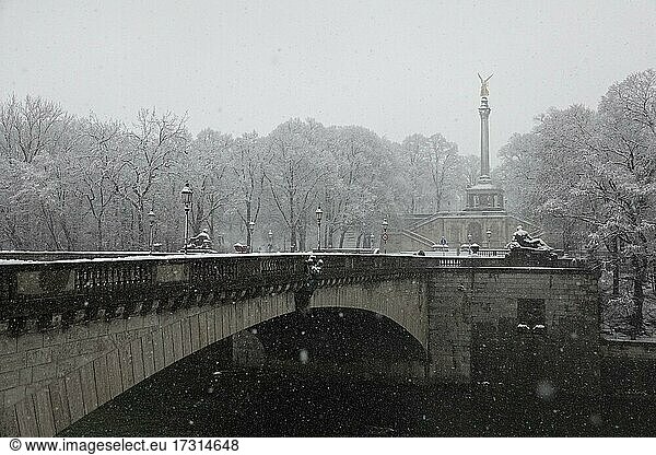 Peace Angel or Peace Monument above the Prinzregent-Luitpold Terrace in the Maximiliansanlagen and Luitpold Bridge or Prinzregenten Bridge over the Isar River  during snowfall  Munich  Upper Bavaria  Bavaria  Germany  Europe