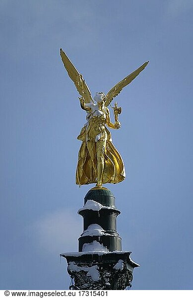 Peace angel or peace monument above the Prinzregent-Luitpold-Terrasse in the Maximiliansanlagen and Luitpoldbrücke or Prinzregentenbrücke over the river Isar  snowy in winter  Munich  Upper Bavaria  Bavaria  Germany  Europe
