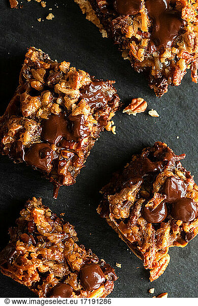 pecan cookie bars with chocolate chips and coconut