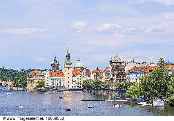 Pedalos  Fluss Vltava  mit dem Smetana-Museum und anderen Gebäuden in Novotneho Lavka im Hintergrund  Prag  Tschechische Republik.