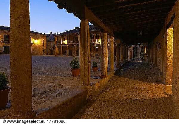 Pedraza  Plaza Mayor  Hauptplatz in der Abenddämmerung  Provinz Segovia  Kastilien-León  Spanien  Europa