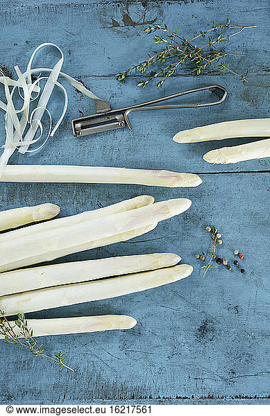 Peeled asparagus stems