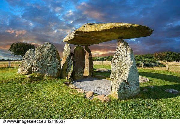 Pentre Ifan ist ein neolithischer Dolmen aus megalithischen Steinkammern  der etwa 3500 v. Chr. in der Gemeinde Nevern  Pembrokeshire  Wales  errichtet wurde.