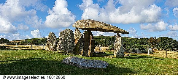Pentre Ifan ist ein neolithischer Dolmen aus megalithischen Steinkammern  der etwa 3500 v. Chr. in der Gemeinde Nevern  Pembrokeshire  Wales  errichtet wurde.