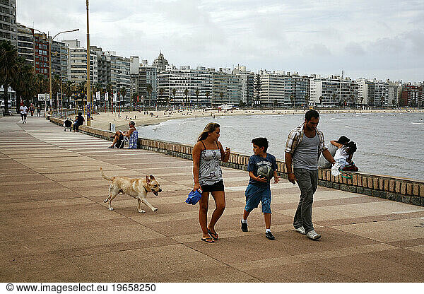 People along the Ramla in Uruguay