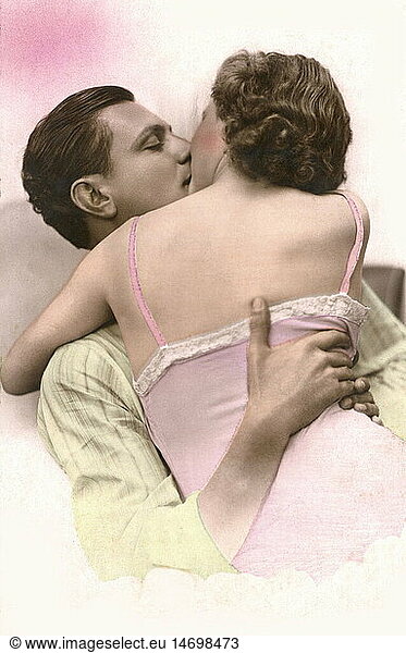 people  couples  lovers  kiss on the lips  France  1940s
