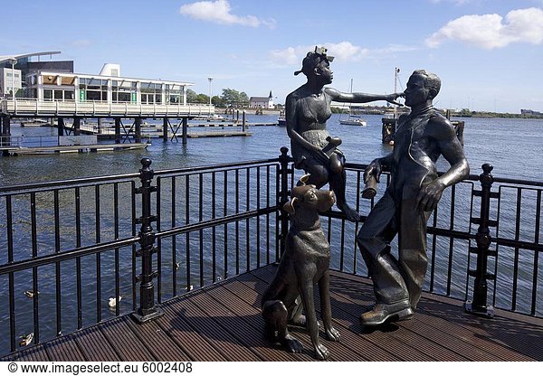 People Like Us  Bronze-Skulptur eines jungen lokalen Paares mit ihrem Hund  von John Clinch  1993  Mermaid Quay  Cardiff Bay  South Glamorgan  Wales  Vereinigtes Königreich  Europa