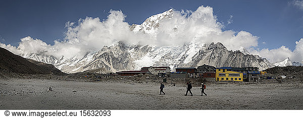 People walking in Gorak Shep  Himalayas  Solo Khumbu  Nepal