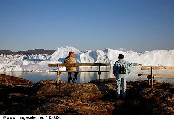 People watching the Ilulissat Kangerlua Glacier also known as Sermeq Kujalleq  Ilulissat  Disko Bay  Greenland