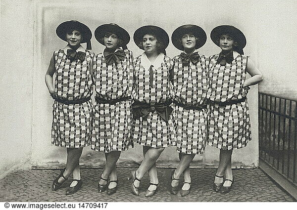 people  women  group  1920s  20s  20th century