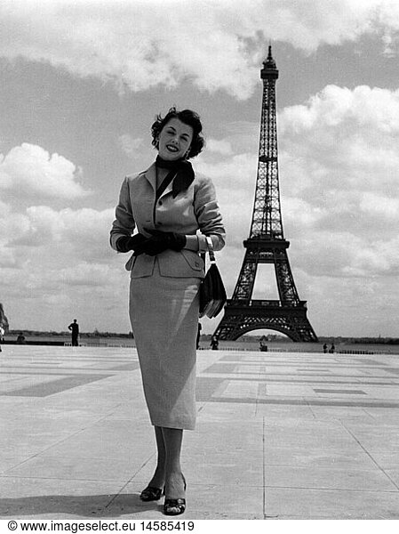 people  women  50s  young woman in front of Eiffel tower  Paris  1950s