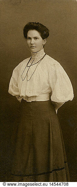 people  women  1900 - 1930  studio shot of a young woman  circa 1910 / 1920  half length  Germany  fashion  blouse  skirt  necklace  20th century  historic  historical  Uberlingen  Ãœberlingen  1910s  female