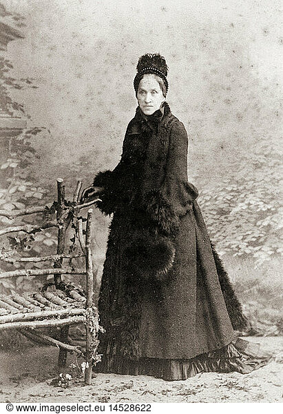 people  women  woman  studio Straus  Cologne  carte-de-visite  Germany  circa 1900