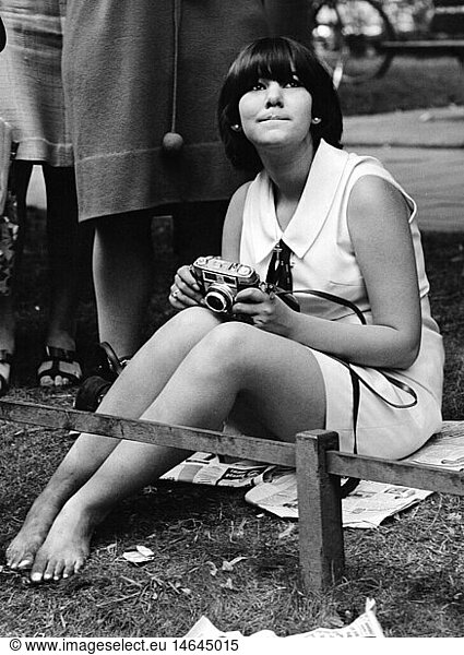 people  youth  Beatles fan at the road side  Bravo Blitz Tour  Munich  24.6.1966
