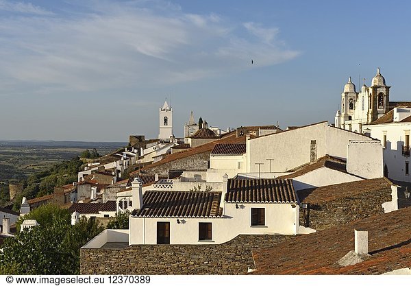 Perched village Monsaraz  Municipality of Reguengos de Monsaraz  Alentejo region  Portugal  southwertern Europe.
