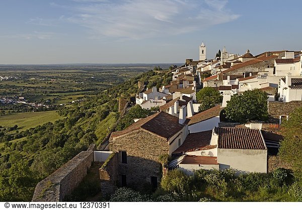 Perched village Monsaraz  Municipality of Reguengos de Monsaraz  Alentejo region  Portugal  southwertern Europe.