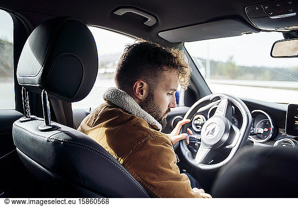 Person  die ein Auto der Oberklasse fährt