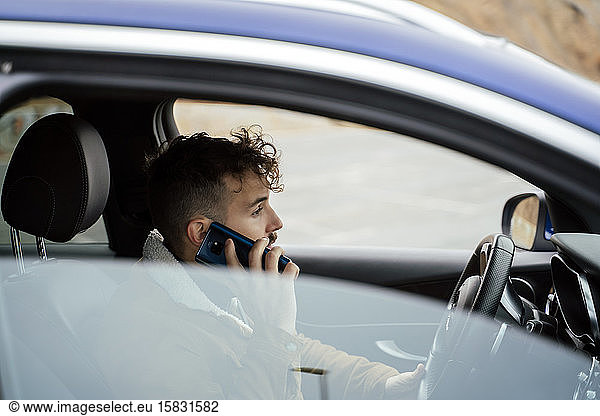 Person  die ihr Smartphone in ihrem Auto benutzt