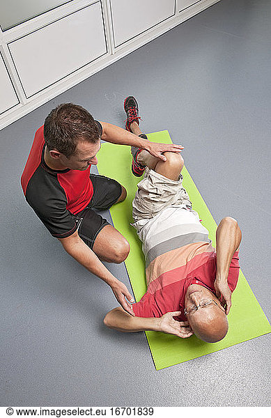Personal Trainer hilft Kunden im Fitnessstudio