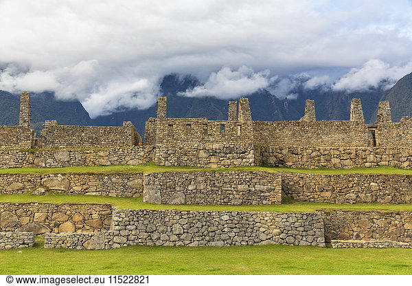 Peru  Anden  Urubamba-Tal  Machu Picchu  Hauptplatz und Tempel der drei Fenster