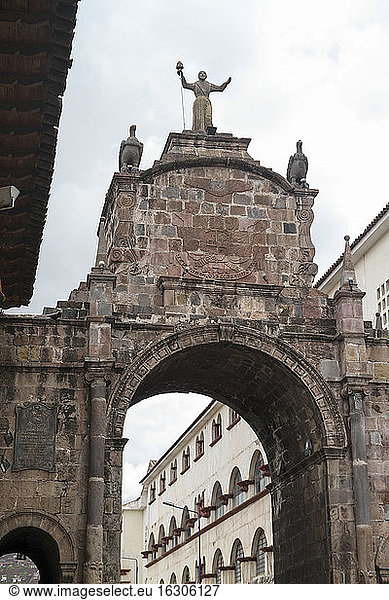 Peru  Cusco  Historischer Torbogen Arco de Santa Clara