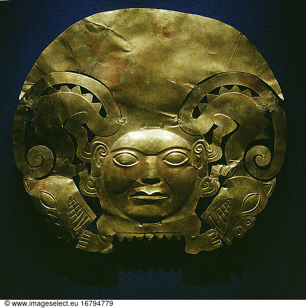 Peru  north coast  Moche civilisation 
100–600 AD. Cornet of a high priest. Gold-silver-copper-composition.
Width 26.6 cm.
Lima  Larco Museum Peru.
