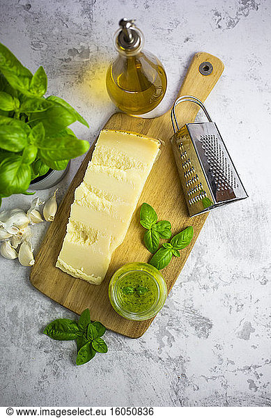 Pesto mit Knoblauch und Basilikum und Grana-Käse und Olivenöl