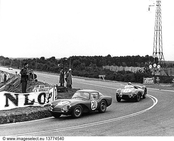 Peter Collins  Prinz Bira Aston Martin DB3S Coupe führt den Reg Parnell DB3S in Le Mans  Frankreich 1954.