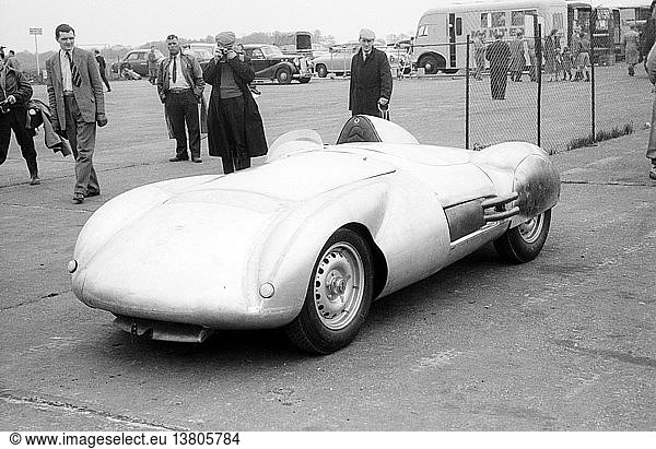 Peter Whitehead´s brandneuer Cooper-Jaguar-Sportwagen beim International Trophy Meeting  Silverstone  England 1954. '