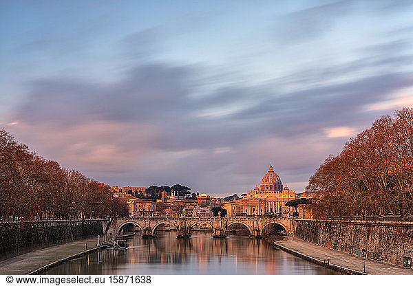 Petersdom (Basilica di San Pietro) und Fluss Tiber bei Sonnenaufgang  Rom  Latium  Italien  Europa