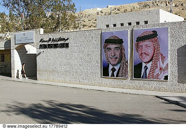 Petra Visitors Centre  Besucherzentrum  am Eingang zur Felsenstadt Petra  Jordanien  Haschemitisches Königreich von Jordanien  Portraits der jordanischen Könige Hussein I. bin Talal und Abdullah II. bin al-Hussein  Asien