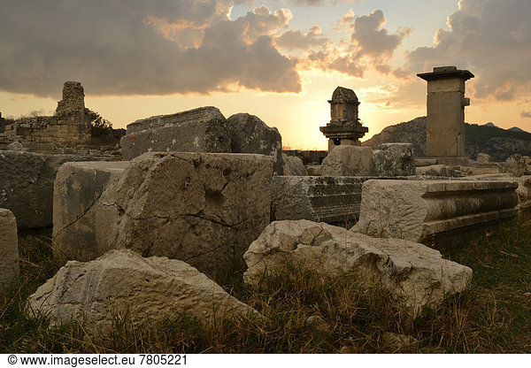 Pfeilergräber und Harpyiengräber des antiken Xanthos bei Sonnenuntergang
