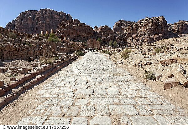 Pflaster an Kolonnadenstraße  hinten Tor zum Heiligen Bezirk Themenos Qasr al-Bint  südlich Wadi Musa  Petra  UNESCO Weltkulturerbe  Königreich Jordanien